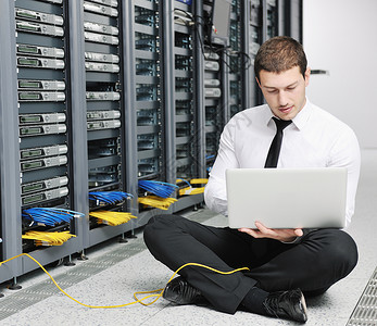 數(shù)字時(shí)代的無(wú)形戰(zhàn)場(chǎng) 數(shù)據(jù)入侵與計(jì)算機(jī)網(wǎng)絡(luò)服務(wù)的挑戰(zhàn)